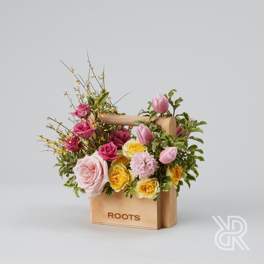 8marta 013 Букет в деревянном ящике с пионовидной розой и кустовой розой