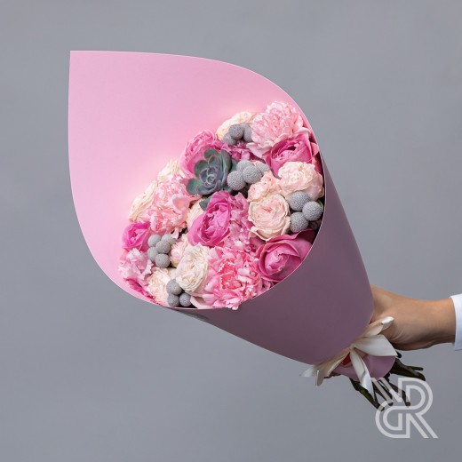bouquet 014 Букет в крафт бумаге с суккулентом и кустовой розой