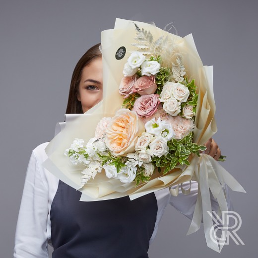 bouquet 031 Букет в пленке с пионовидной розой и маттиолой