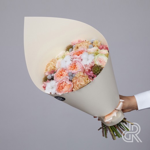 Bouquet 004 Букет в крафт бумаге с хлопком и пионовидной кустовой розой