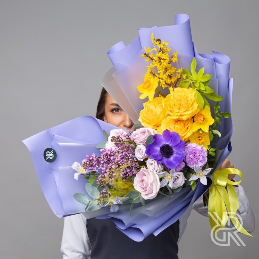 bouquet 033 Букет в пленке с анемоном и нарциссом