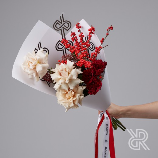 bouquet 096 Букет в крафт бумаге с одноголовой розой и диантусом