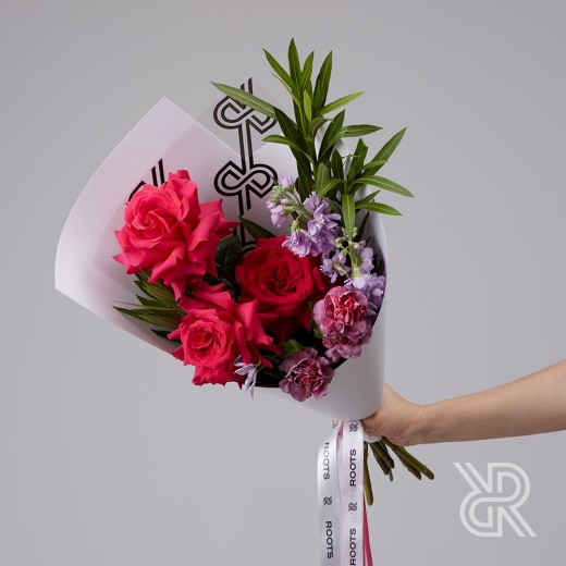 Bouquet 159 Букет в крафт бумаге с одноголовой розой и диантусом