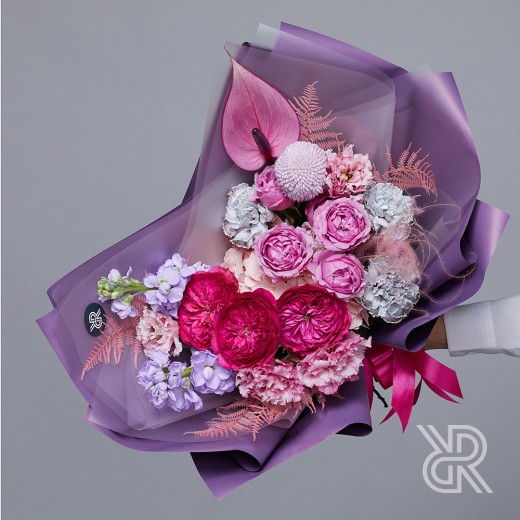 bouquet 048 Букет в пленке с хризантемой и пионовидной розой