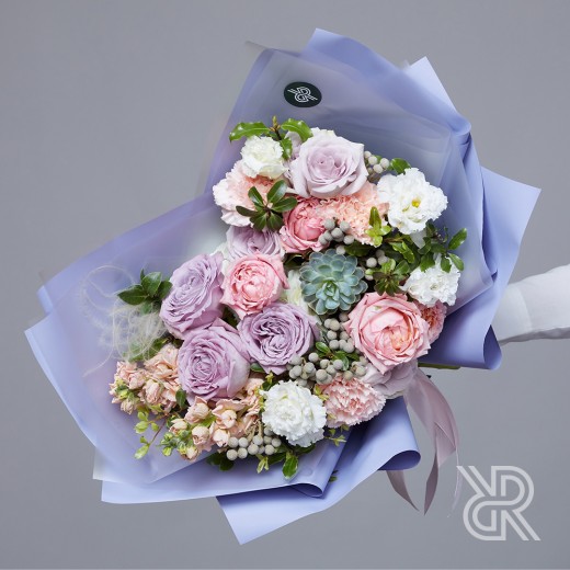 bouquet 082 Букет в пленке с суккулентом и пионовидной розой