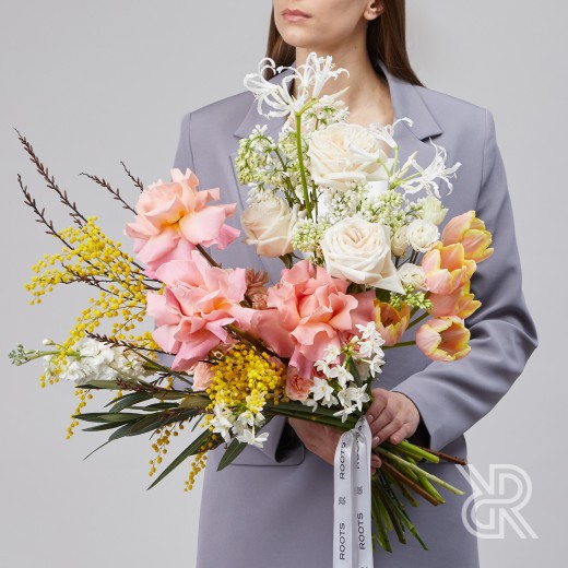 Bouquet 185 Букет с лентами с пионовидной розой и эустомой