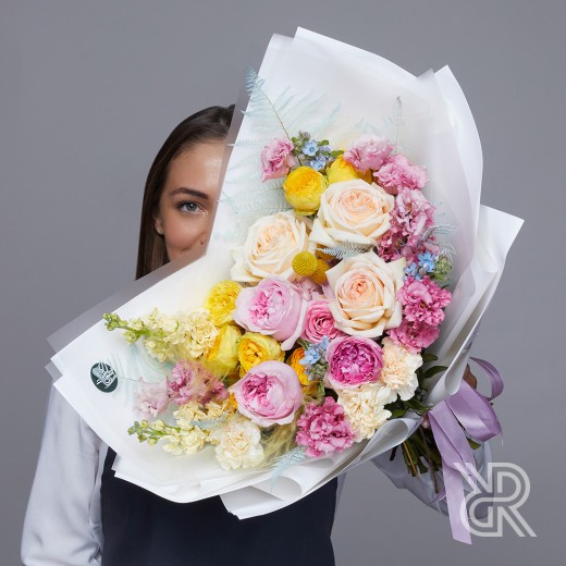 bouquet 024 Букет в пленке с пионовидной розой и краспедией