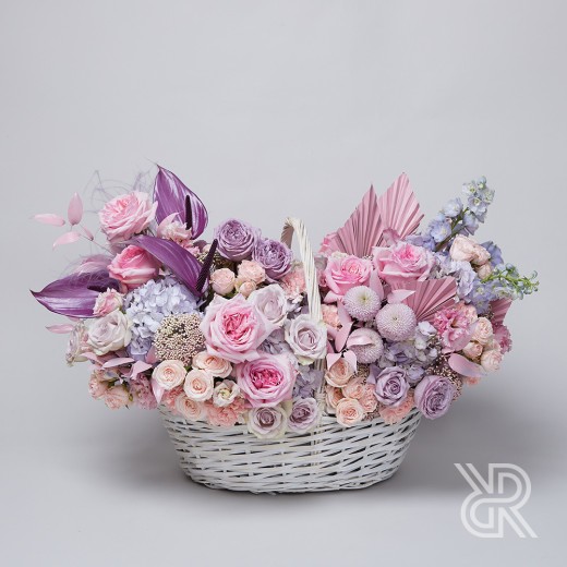 basket 004 Композиция в корзине с пионовидной розой и хризантемой