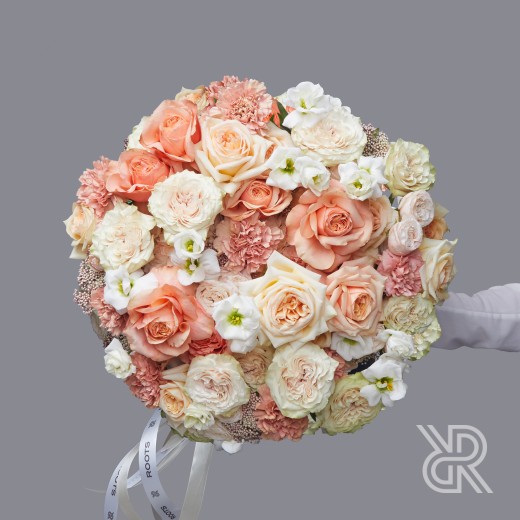 Bouquet 050 Букет с лентами с пионовидной розой и гортензией