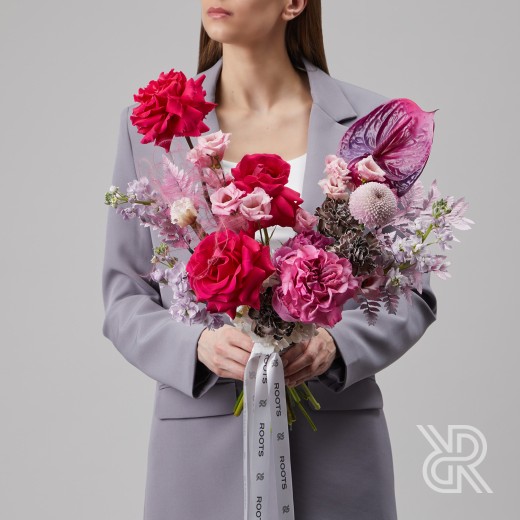 Bouquet 197 Букет с лентами с пионовидной розой и маттиолой