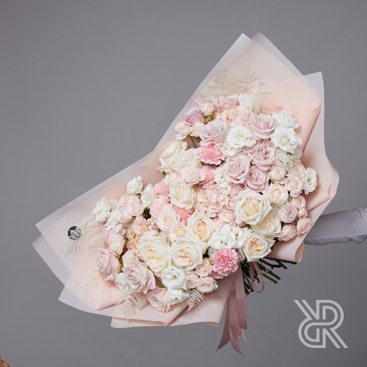 bouquet 058 Букет в пленке с пионовидной розой и гортензией