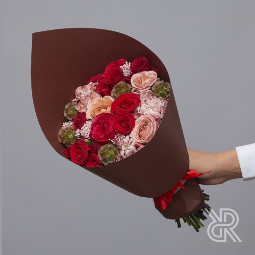 bouquet 087 Букет в крафт бумаге с пионовидной розой и кустовой розой