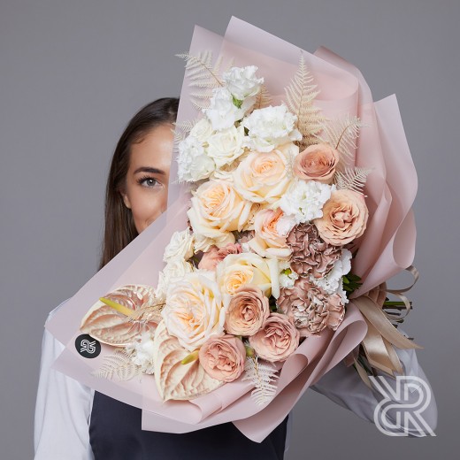 bouquet 037 Букет в пленке с пионовидной розой и кустовой розой