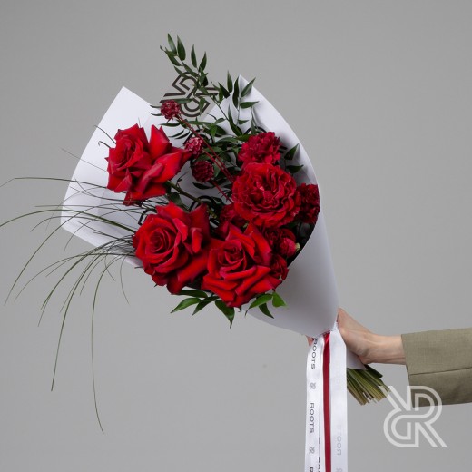 Bouquet 180 Букет в крафт бумаге с одноголовой розой и скабиозой