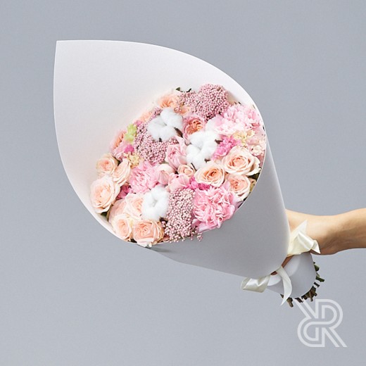 bouquet 006 Букет в крафт бумаге с хлопком и пионовидной кустовой розой