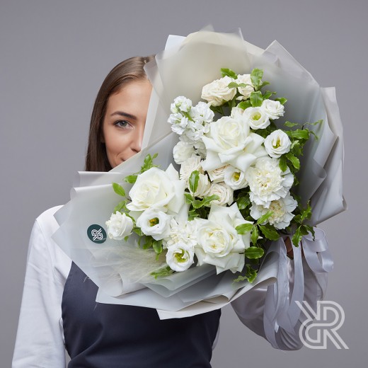 bouquet 026 Букет в пленке с пионовидной розой и кустовой розой