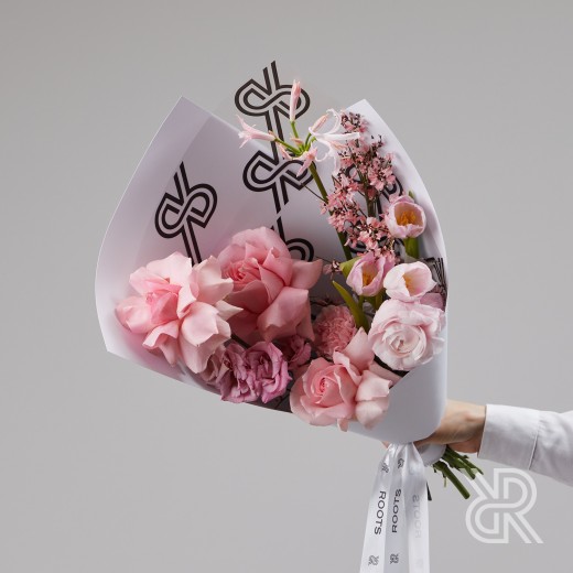 Bouquet 125 Букет в крафт бумаге с ранункулюсом и одноголовой розой