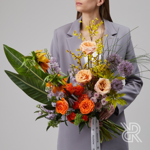 Bouquet 198 Букет с лентами с фриттилярией и пионовидной розой