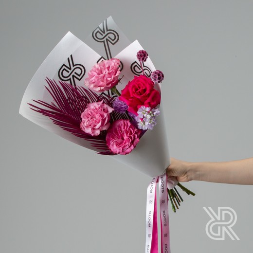 Bouquet 173 Букет в крафт бумаге с пионовидной розой и скабиозой