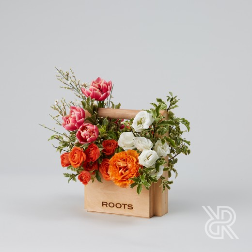 8marta 011 Букет в деревянном ящике с пионовидным тюльпаном и кустовой розой