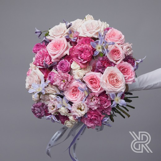 bouquet 001 Букет с лентами с пионовидной розой и кустовой розой