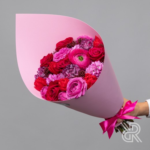 bouquet 062 Букет в крафт бумаге с ранункулюсом и пионовидным тюльпаном