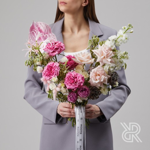 Bouquet 199 Букет с лентами с пионовидной розой и маттиолой