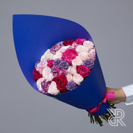 bouquet 091 Букет в крафт бумаге с пионовидной кустовой розой и диантусом