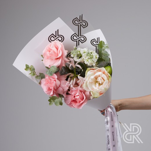 Bouquet 160 Букет в крафт бумаге с амариллисом и кустовой розой