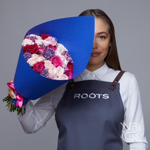 bouquet 091 Букет в крафт бумаге с пионовидной кустовой розой и диантусом