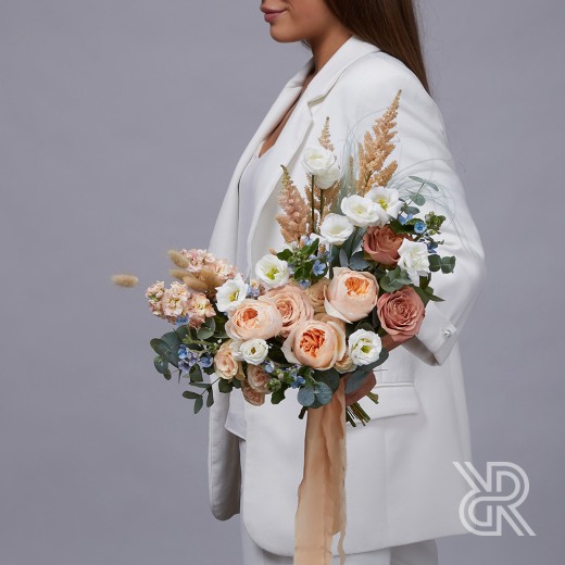 wedding 005 Букет с лентами с пионовидной розой и кустовой розой