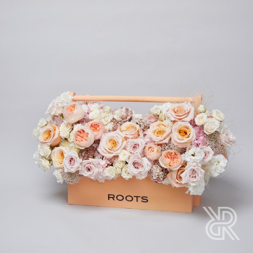 box 033 Композиция в деревянном ящике с пионовидной розой и кустовой розой