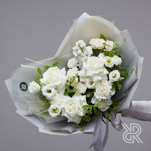 bouquet 026 Букет в пленке с пионовидной розой и кустовой розой