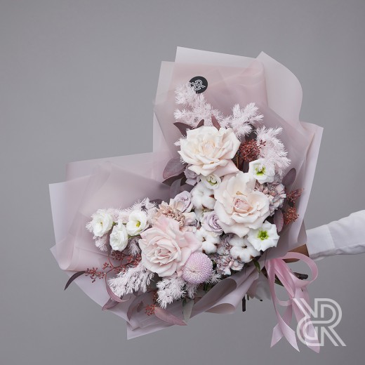 bouquet 078 Букет в пленке с пионовидной розой и хлопком