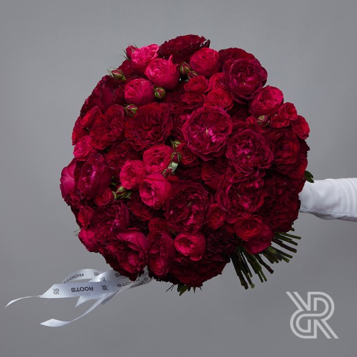 bouquet 070 Букет с лентами с пионовидной розой и кустовой розой