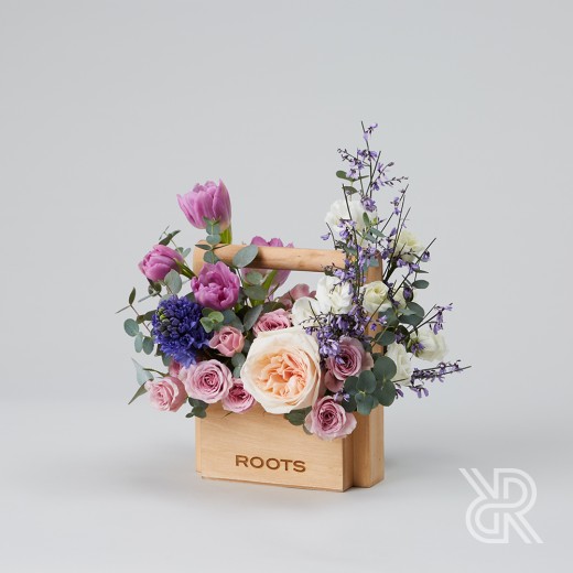 8marta 012 Букет в деревянном ящике с пионовидной розой и эустомой