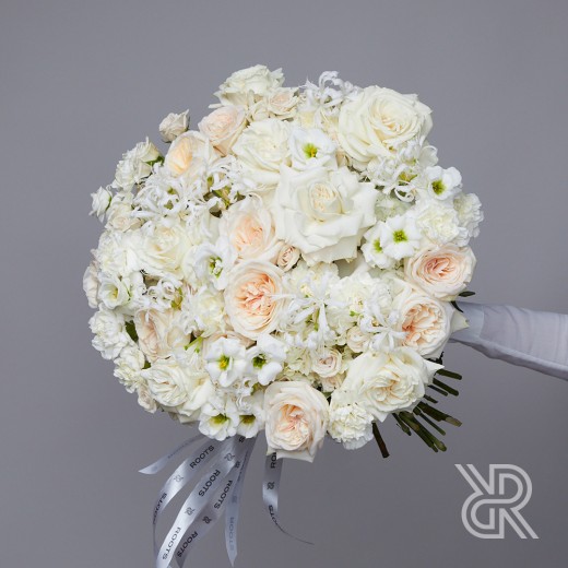 bouquet 067 Букет с лентами с пионовидной розой и кустовой розой