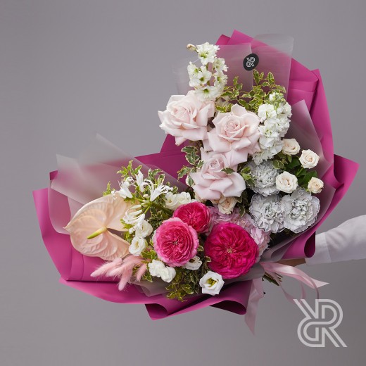 bouquet 007 Букет в пленке с пионовидной розой и дельфиниумом