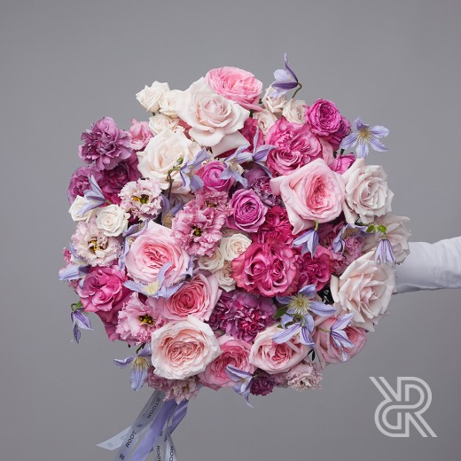 bouquet 001 Букет с лентами с пионовидной розой и кустовой розой