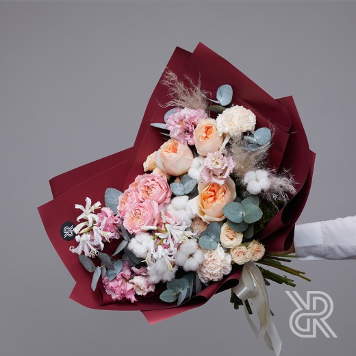 bouquet 020 Букет в пленке с хлопком и пионовидной розой