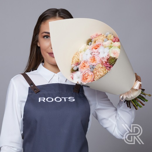 Bouquet 004 Букет в крафт бумаге с хлопком и пионовидной кустовой розой