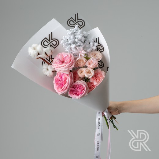Bouquet 175 Букет в крафт бумаге с пионовидной розой и пионовидной кустовой розой
