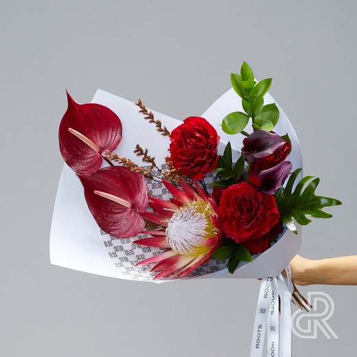 bouquet 128 Букет в крафт бумаге с протеей и пионовидной розой
