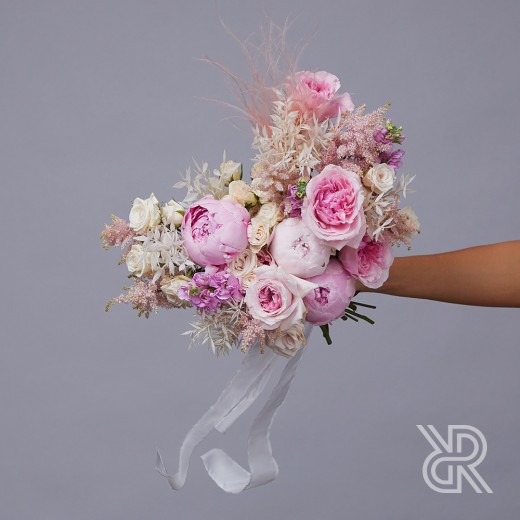 wedding 002 Букет с лентами с пионом и пионовидной розой