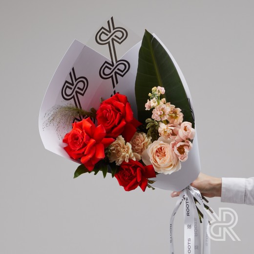 Bouquet 129 Букет в крафт бумаге с пионовидной розой и тюльпаном